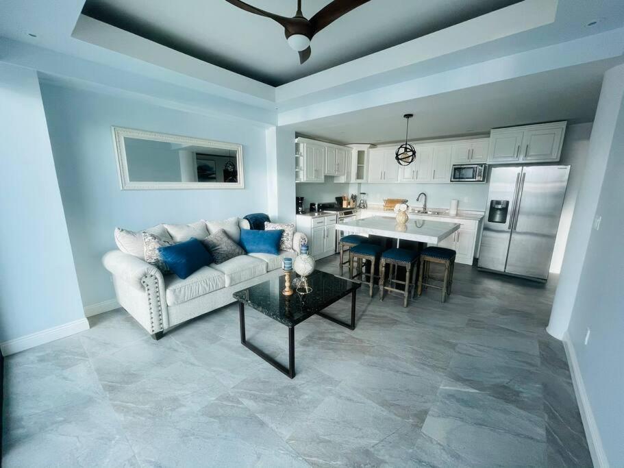 Triton'S Playhouse Beachfront Primo Tapia Ngoại thất bức ảnh